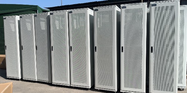 白色網(wǎng)絡(luò)機(jī)柜：數(shù)字化浪潮中的時尚效能守護(hù)者