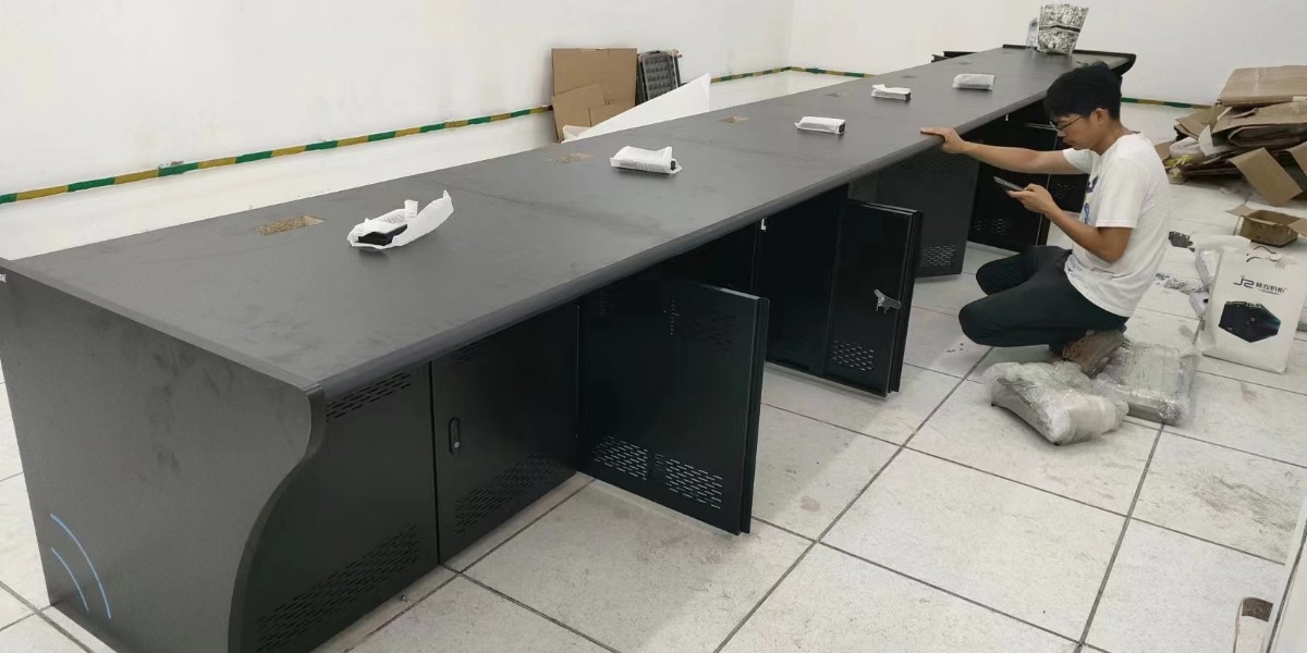 精致操作臺廠家助力深圳某國際學(xué)校監(jiān)控室弱電安防建設(shè)