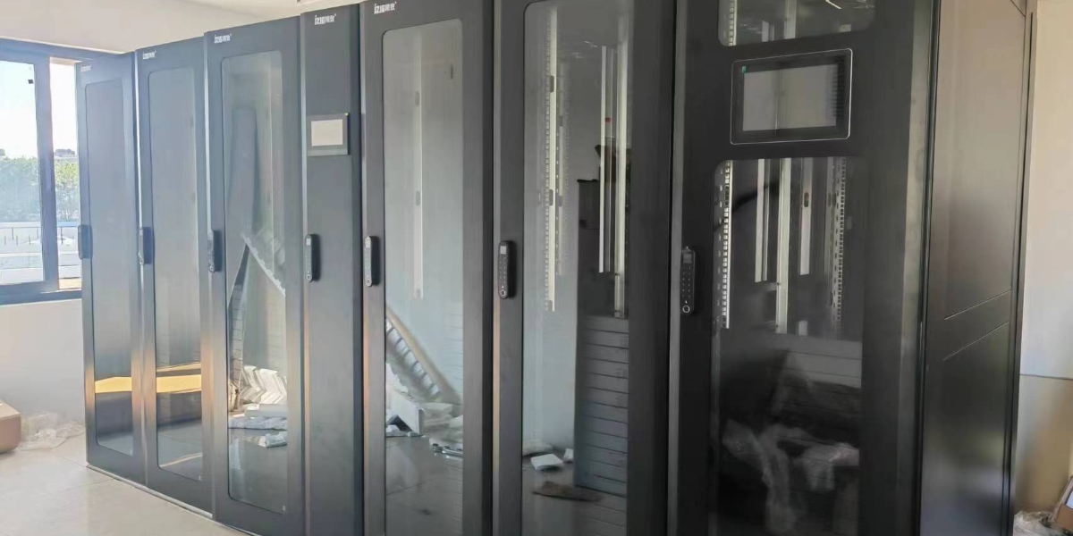 精致為廣深高速大觀路機(jī)房搬遷改造工程提供單排一體化配電柜